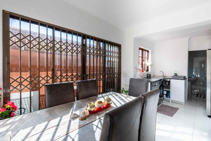 2 Bedroom Property for Sale in Sea Point Western Cape